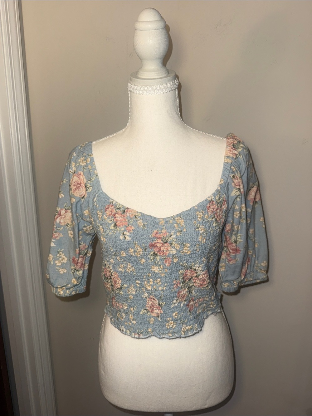American Eagle Outfitters Blue Floral Smocked Puff Sleeve Crop Top
